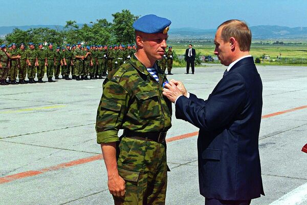 Президент РФ Владимир Путин посетил столицу Югославского края Косово Приштину, где встретился с российским воинским контингентом, находящимся здесь в рамках миротворческой операции ООН Президент РФ Владимир Путин посетил столицу Югославского края Косово Приштину, где встретился с российским воинским контингентом, находящимся здесь в рамках миротворческой операции ООН