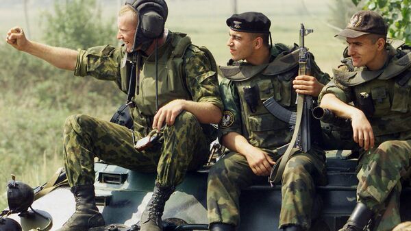 Российские солдаты приветствуют конвой, проходящий на территорию аэропорта Слатина Российские солдаты приветствуют конвой, проходящий на территорию аэропорта Слатина