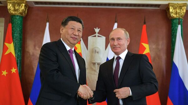 Президент РФ Владимир Путин и председатель Китайской Народной Республики Си Цзиньпин на церемонии подписания совместных документов по итогам российско-китайских переговоров в Кремле