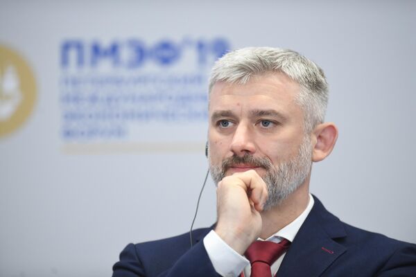 Министр транспорта РФ Евгений Дитрих на сессии Газомоторное топливо. Экономика и климат в рамках ПМЭФ-2019 Министр транспорта РФ Евгений Дитрих на сессии Газомоторное топливо. Экономика и климат в рамках ПМЭФ-2019