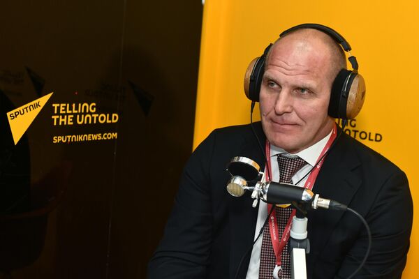 Герой РФ, трехкратный олимпийский чемпион по греко-римской борьбе Александр Карелин в радиорубке Sputnik в конгрессно-выставочном центре Экспофорум на Петербургском международном экономическом форуме (ПМЭФ-2019). Герой РФ, трехкратный олимпийский чемпион по греко-римской борьбе Александр Карелин в радиорубке Sputnik в конгрессно-выставочном центре Экспофорум на Петербургском международном экономическом форуме (ПМЭФ-2019).