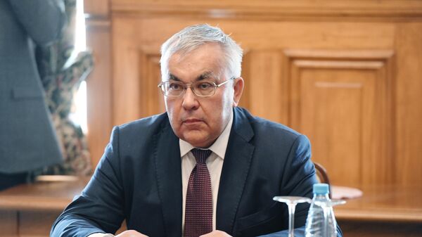 Заместитель министра иностранных дел РФ Сергей Вершинин во время встречи со старшим помощником министра иностранных дел по политическим вопросам Ирана Али Асгаром Хаджи в Москве. 10 июня 2019 Заместитель министра иностранных дел РФ Сергей Вершинин во время встречи со старшим помощником министра иностранных дел по политическим вопросам Ирана Али Асгаром Хаджи в Москве. 10 июня 2019