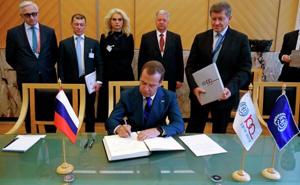 Председатель правительства РФ Дмитрий Медведев делает запись в книге почетных гостей Международной организации труда в Женеве. 11 июня 2019 Председатель правительства РФ Дмитрий Медведев делает запись в книге почетных гостей Международной организации труда в Женеве. 11 июня 2019