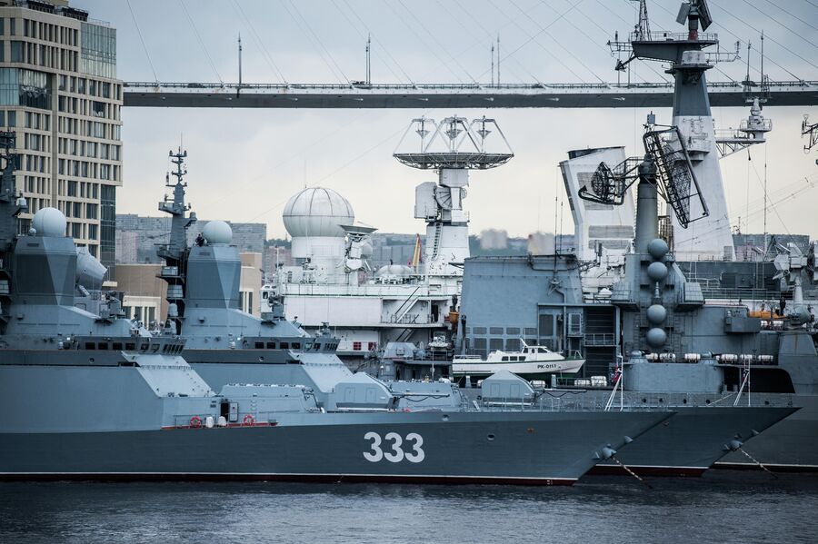 Корветы проекта 20380 Совершенный и Громкий на фоне Золотого моста во Владивостоке Корветы проекта 20380 Совершенный и Громкий на фоне Золотого моста во Владивостоке