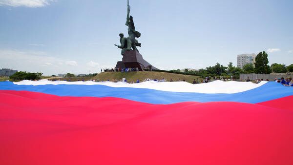 Флаг Российской Федерации на площадке перед памятником Солдат и Матрос в Севастополе. 12 июня 2019 Флаг Российской Федерации на площадке перед памятником Солдат и Матрос в Севастополе. 12 июня 2019