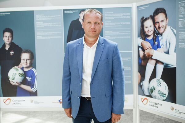 Декан факультета физической культуры РГСУ, доктор педагогических наук, доцент, старший тренер спортивных групп по мини-футболу детей с синдромом Дауна в России Александр Махов Декан факультета физической культуры РГСУ, доктор педагогических наук, доцент, старший тренер спортивных групп по мини-футболу детей с синдромом Дауна в России Александр Махов