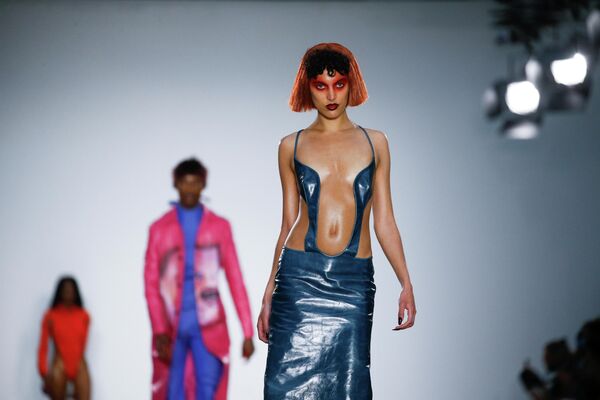 Модель во время дефиле Fashion East на Неделе моды в Лондоне, Великобритания Модель во время дефиле Fashion East на Неделе моды в Лондоне, Великобритания