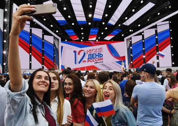 Девушки на праздничном концерте на Красной площади по случаю празднования Дня России Девушки на праздничном концерте на Красной площади по случаю празднования Дня России