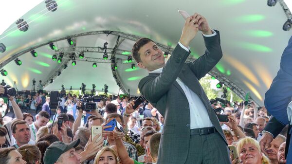 Президент Украины Владимир Зеленский делает селфи на первом съезде своей партии Слуга народа в Киеве Президент Украины Владимир Зеленский делает селфи на первом съезде своей партии Слуга народа в Киеве