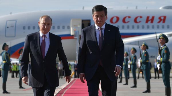 Владимир Путин и президент Киргизии Сооронбай Жээнбеков во время церемонии встречи в аэропорту Бишкека. 13 июня 2019 Владимир Путин и президент Киргизии Сооронбай Жээнбеков во время церемонии встречи в аэропорту Бишкека. 13 июня 2019