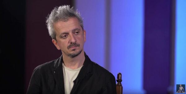 Скриншот видео интервью Ксении Собчак с Константином Богомоловым Скриншот видео интервью Ксении Собчак с Константином Богомоловым