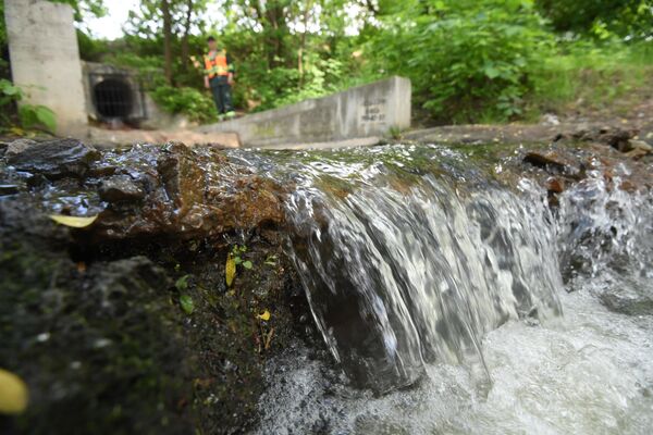 Очищенная вода стекает в Москву-реку Очищенная вода стекает в Москву-реку