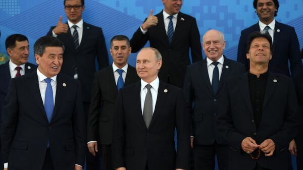 Президент РФ Владимир Путин на церемонии фотографирования глав государств - членов ШОС в Бишкеке Президент РФ Владимир Путин на церемонии фотографирования глав государств - членов ШОС в Бишкеке