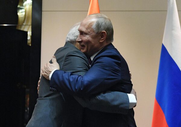 Президент РФ Владимир Путин и премьер-министр Индии Нарендра Моди во время встречи в Бишкеке Президент РФ Владимир Путин и премьер-министр Индии Нарендра Моди во время встречи в Бишкеке