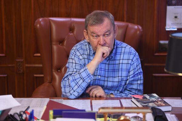 Генеральный директор Большого театра Владимир Урин во время интервью корреспонденту РИА новости Генеральный директор Большого театра Владимир Урин во время интервью корреспонденту РИА новости