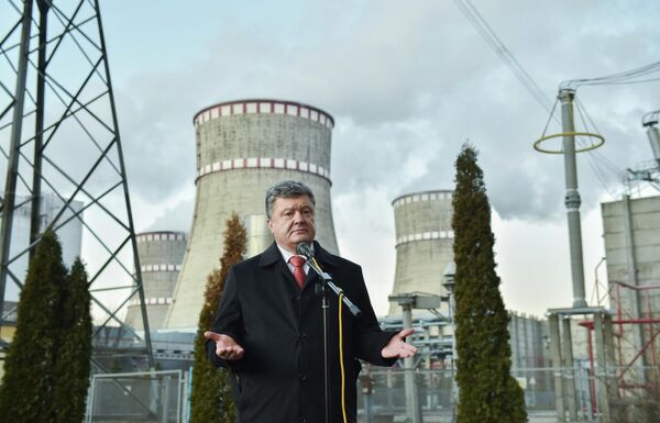 Президент Украины Петр Порошенко во время посещения Ровенской атомной электростанции в Кузнецовске. 2016 год Президент Украины Петр Порошенко во время посещения Ровенской атомной электростанции в Кузнецовске. 2016 год