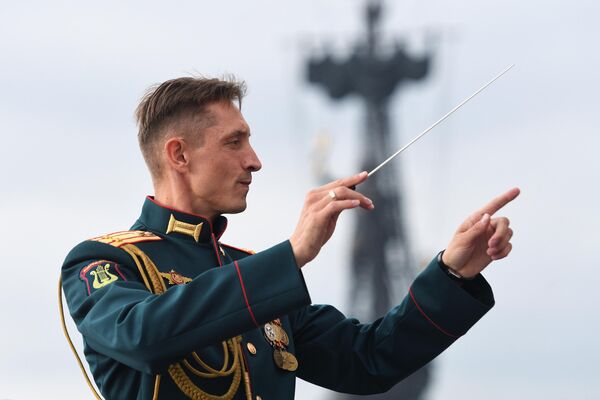 Дирижер Военного оркестра Военного университета Министерства обороны Российской Федерации Филипп Самонин выступает на Крымской набережной у сухого фонтана в парке искусств Музеон в Москве в рамках программы Военные оркестры в парках Дирижер Военного оркестра Военного университета Министерства обороны Российской Федерации Филипп Самонин выступает на Крымской набережной у сухого фонтана в парке искусств Музеон в Москве в рамках программы Военные оркестры в парках