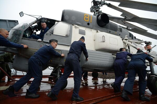 Моряки готовят к полёту вертолёт Ка-27 во время совместных российско-японских учений по поиску и спасению на море Сарекс-2019 Моряки готовят к полёту вертолёт Ка-27 во время совместных российско-японских учений по поиску и спасению на море Сарекс-2019