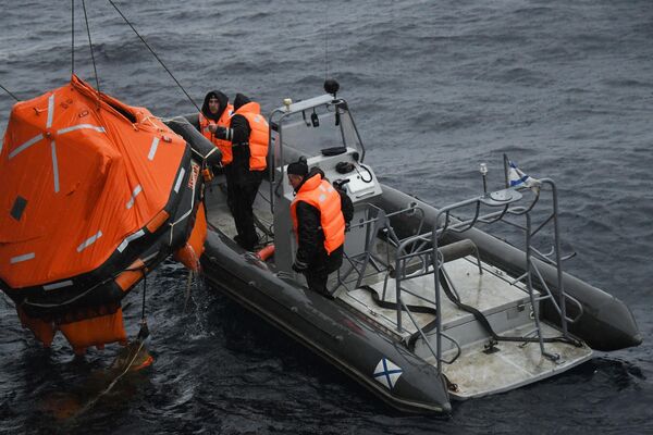 Российские моряки во время совместных российско-японских учений по поиску и спасению на море Сарекс-2019 Российские моряки во время совместных российско-японских учений по поиску и спасению на море Сарекс-2019
