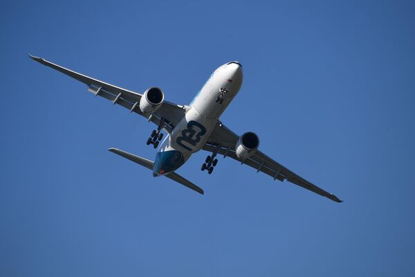 Широкофюзеляжный пассажирский самолёт фирмы Airbus A330 совершает полет на международном аэрокосмическом салоне Paris Air Show 2019 во Франции Широкофюзеляжный пассажирский самолёт фирмы Airbus A330 совершает полет на международном аэрокосмическом салоне Paris Air Show 2019 во Франции