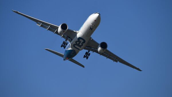 Широкофюзеляжный пассажирский самолёт фирмы Airbus A330 совершает полет на международном аэрокосмическом салоне Paris Air Show 2019 во Франции Широкофюзеляжный пассажирский самолёт фирмы Airbus A330 совершает полет на международном аэрокосмическом салоне Paris Air Show 2019 во Франции