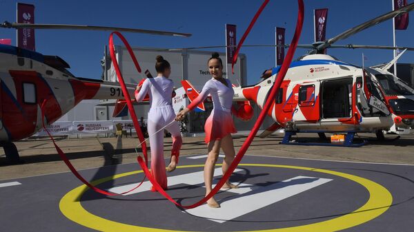 Выступление гимнасток с лентой на международном аэрокосмическом салоне Paris Air Show 2019 во Франции Выступление гимнасток с лентой на международном аэрокосмическом салоне Paris Air Show 2019 во Франции