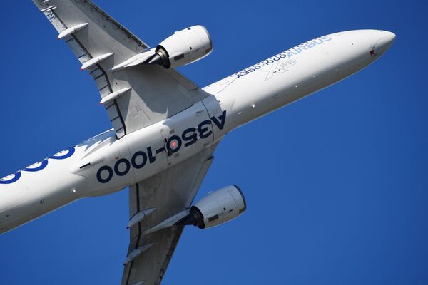 Дальнемагистральный широкофюзеляжный пассажирский самолёт Airbus A350-1000 совершает полет на международном аэрокосмическом салоне Paris Air Show 2019 во Франции Дальнемагистральный широкофюзеляжный пассажирский самолёт Airbus A350-1000 совершает полет на международном аэрокосмическом салоне Paris Air Show 2019 во Франции
