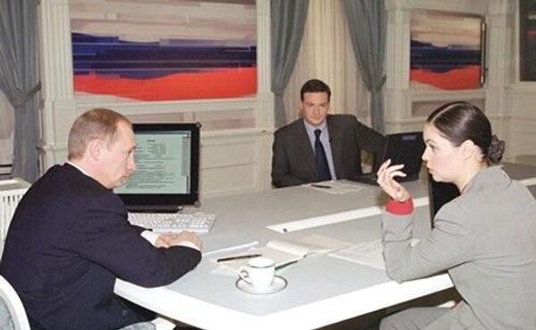 Президент России Владимир Путин с ведущими телеканалов ОРТ и РТР Екатериной Андреевой и Сергеем Брилевым во время Прямой линии. 2001 год Президент России Владимир Путин с ведущими телеканалов ОРТ и РТР Екатериной Андреевой и Сергеем Брилевым во время Прямой линии. 2001 год