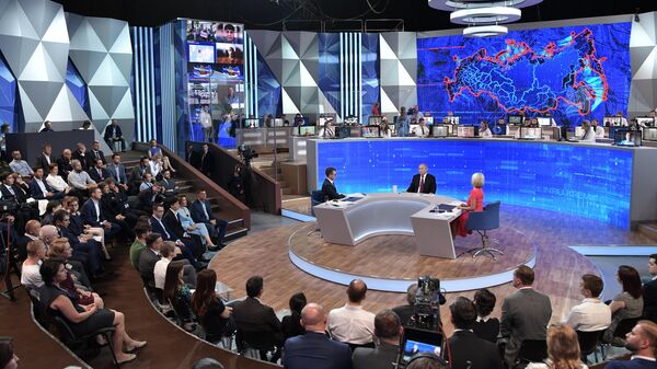 Президент РФ Владимир Путин отвечает на вопросы россиян во время ежегодной специальной программы Прямая линия с Владимиром Путиным Президент РФ Владимир Путин отвечает на вопросы россиян во время ежегодной специальной программы Прямая линия с Владимиром Путиным