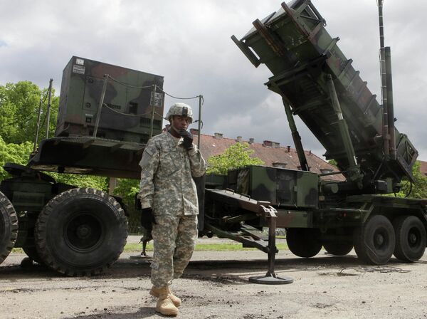 Американский военный стоит рядом с зенитно-ракетным комплексом Patriot на военной базе в Мораге, Польша Американский военный стоит рядом с зенитно-ракетным комплексом Patriot на военной базе в Мораге, Польша