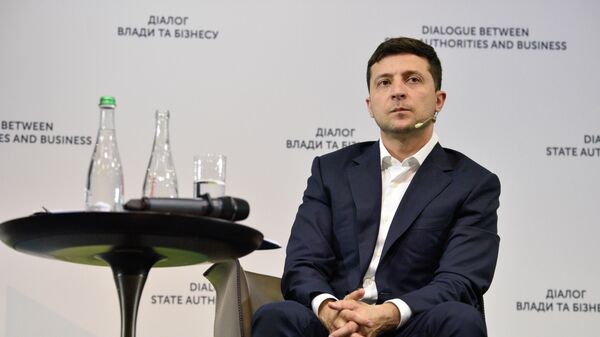 Президент Украины Владимир Зеленский во время встречи с представителями бизнеса на форуме Диалог власти и бизнеса в Киеве. 20 июня 2019 Президент Украины Владимир Зеленский во время встречи с представителями бизнеса на форуме Диалог власти и бизнеса в Киеве. 20 июня 2019