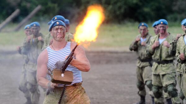 Военнослужащий на сводной тренировке динамического показа боевых возможностей в рамках предстоящего Международного военно-технического форума Армия-2019 в военно-патриотическом парке Патриот Военнослужащий на сводной тренировке динамического показа боевых возможностей в рамках предстоящего Международного военно-технического форума Армия-2019 в военно-патриотическом парке Патриот