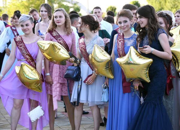Выпускницы во время празднования школьного выпускного в Чите Выпускницы во время празднования школьного выпускного в Чите