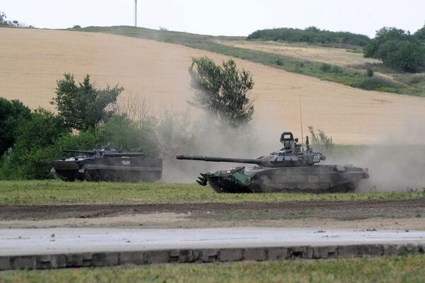 Танк Т72Б3 на сводной тренировке динамического показа боевых возможностей вооружения и военной техники с авиацией в рамках предстоящего Международного военно-технического форума Армия-2019 в военно-патриотическом парке Патриот Танк Т72Б3 на сводной тренировке динамического показа боевых возможностей вооружения и военной техники с авиацией в рамках предстоящего Международного военно-технического форума Армия-2019 в военно-патриотическом парке Патриот