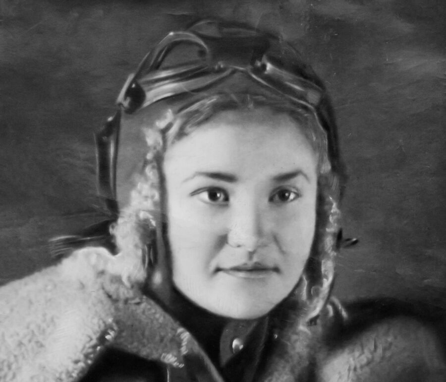 штурман Галина Брок, фотография из личного архива войны Галины Брок-Бельцовой штурман Галина Брок, фотография из личного архива войны Галины Брок-Бельцовой