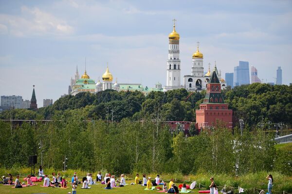 Участники Йога центра Проект развитие на занятии по DETOX йоге во время V Международного фестиваля йоги в парке Зарядье Участники Йога центра Проект развитие на занятии по DETOX йоге во время V Международного фестиваля йоги в парке Зарядье