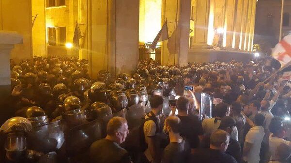 Беспорядки в Тбилиси: митинг, штурм парламента, водометы и газ 