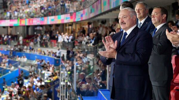 Председатель правительства РФ Дмитрий Медведев (справа) и президент Белоруссии Александр Лукашенко на церемонии открытия II Европейских игр Председатель правительства РФ Дмитрий Медведев (справа) и президент Белоруссии Александр Лукашенко на церемонии открытия II Европейских игр