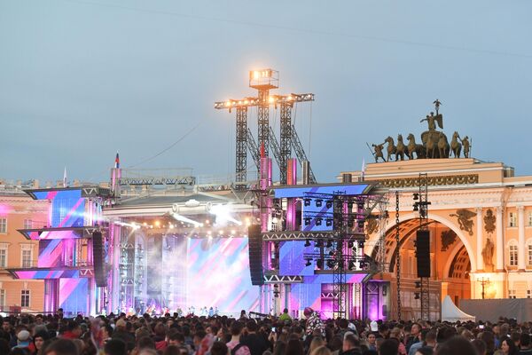 Концерт на Дворцовой площади в рамках праздника выпускников Алые паруса в Санкт-Петербурге Концерт на Дворцовой площади в рамках праздника выпускников Алые паруса в Санкт-Петербурге