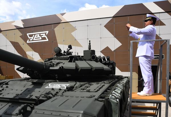 Иностранный военнослужащий фотографирует танк Т-72 на Международном военно-техническом форуме Армия-2019 Иностранный военнослужащий фотографирует танк Т-72 на Международном военно-техническом форуме Армия-2019