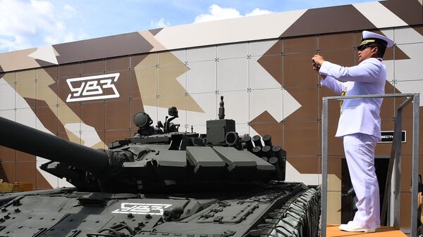 Иностранный военнослужащий фотографирует танк Т-72 на Международном военно-техническом форуме Армия-2019 Иностранный военнослужащий фотографирует танк Т-72 на Международном военно-техническом форуме Армия-2019