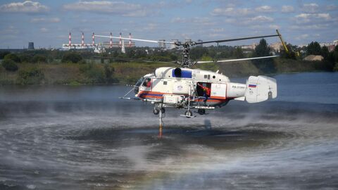 Пожарно-спасательный вертолет Ка-32А осуществляет забор воды на показательном тушении пожара в Москве Пожарно-спасательный вертолет Ка-32А осуществляет забор воды на показательном тушении пожара в Москве