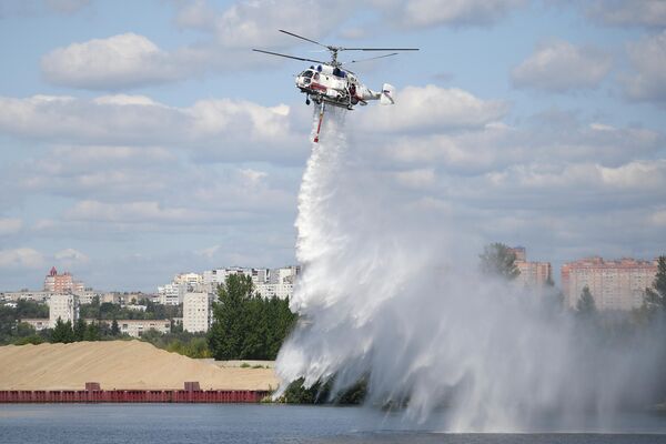 Пожарно-спасательный вертолет Ка-32А на показательном тушении пожара в Москве Пожарно-спасательный вертолет Ка-32А на показательном тушении пожара в Москве