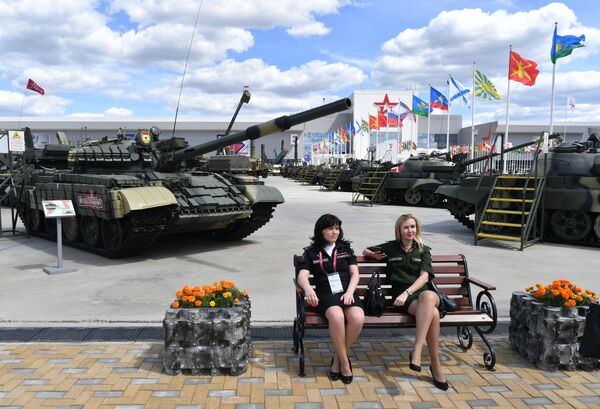 Военнослужащие на территории Конгрессно-выставочного центра Патриот, где открылся международный военно-технический форум Армия-2019 Военнослужащие на территории Конгрессно-выставочного центра Патриот, где открылся международный военно-технический форум Армия-2019