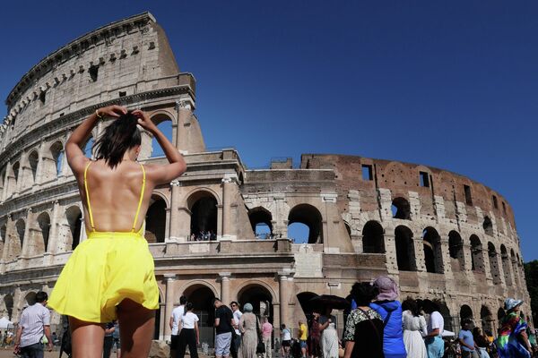 Туристка во время прогулки перед Колизеем в Риме