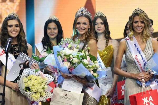 Победительница 25-го фестиваля красоты и талантов Краса России-2019 Анна Бакшеева (в центре) Победительница 25-го фестиваля красоты и талантов Краса России-2019 Анна Бакшеева (в центре)