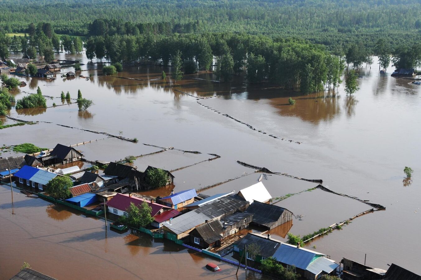 «Единая Россия» клеила свою символику на гумпомощь для пострадавших от наводнения в Сибири
