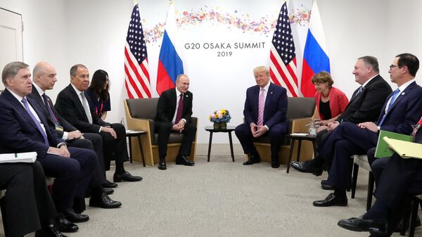 Президент РФ Владимир Путин и президент США Дональд Трамп (четвертый справа) во время встречи на полях саммита Группы двадцати в Осаке Президент РФ Владимир Путин и президент США Дональд Трамп (четвертый справа) во время встречи на полях саммита Группы двадцати в Осаке