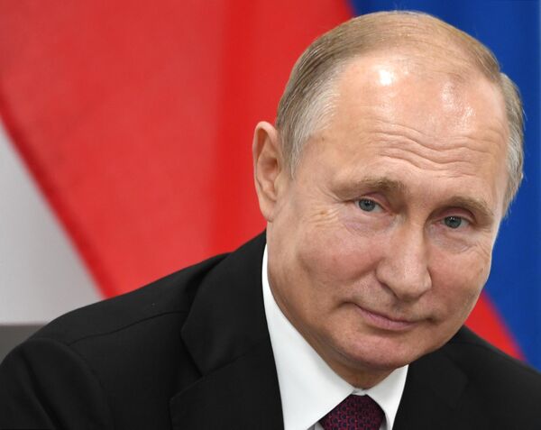Президент РФ Владимир Путин во время беседы с президентом США Дональдом Трампом на полях саммита Группы двадцати в Осаке Президент РФ Владимир Путин во время беседы с президентом США Дональдом Трампом на полях саммита Группы двадцати в Осаке