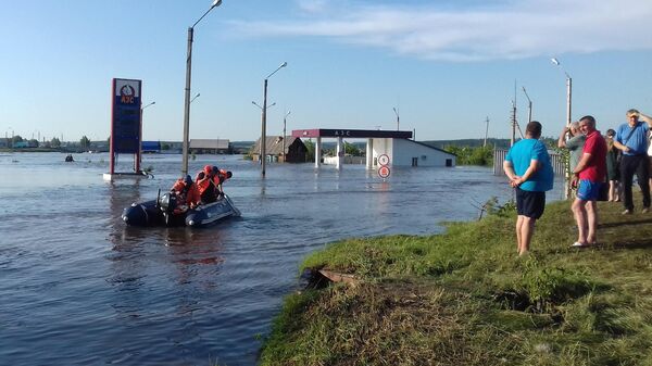 Сотрудники МЧС и жители города Тулуна в Иркутской области, подтопленного в результате паводка